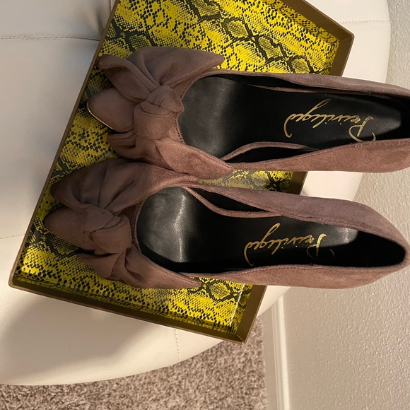 New in box! STUNNING Micro-Suede pumps with large bow and gold tone heels! - Picture 6 of 6